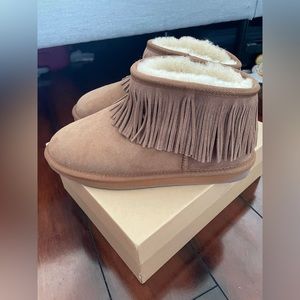 EMU Australia boots (us size Womens 8/ Mens 7)